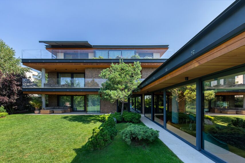 CW 50-SC Façades and MasterLine 8 HI+ Windows - M House located in Voluntari, Romania