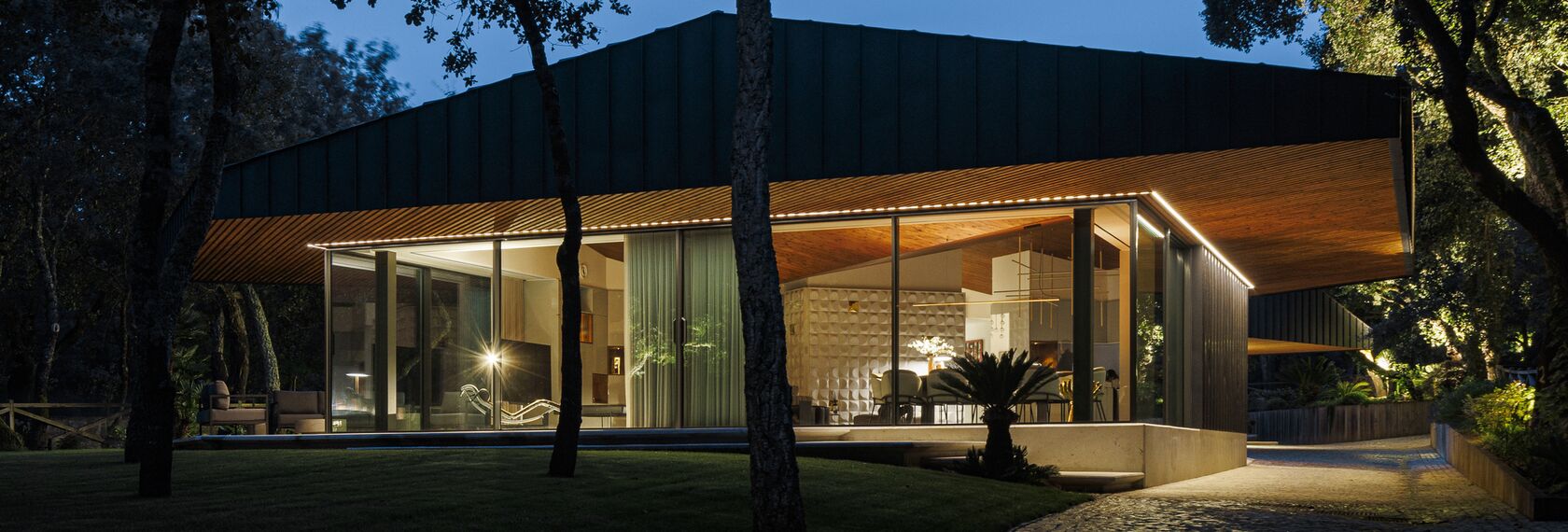 HiFinity Sliding & Folding, ConceptWall 50 Façades and SlimLine 38 Ferro Windows - Quinta dos Carvalhos located in Leiria, Portugal